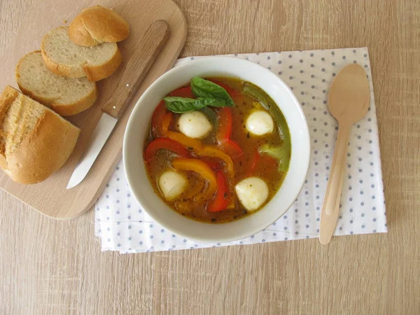 Paprika-Suppe mit Mozzarella — Stockfoto