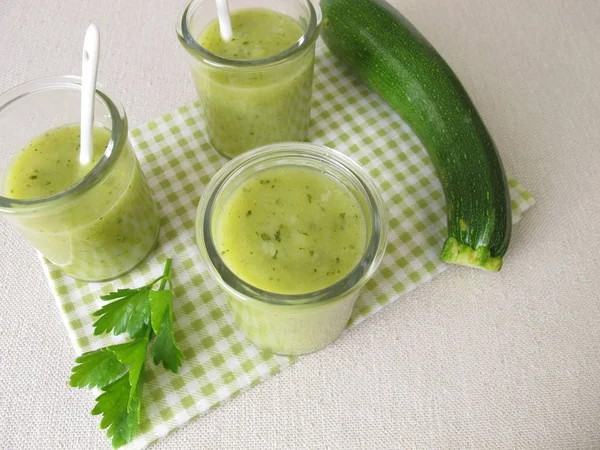 Zuppa di zucchine fatte in casa in barattoli di vetro — Foto Stock