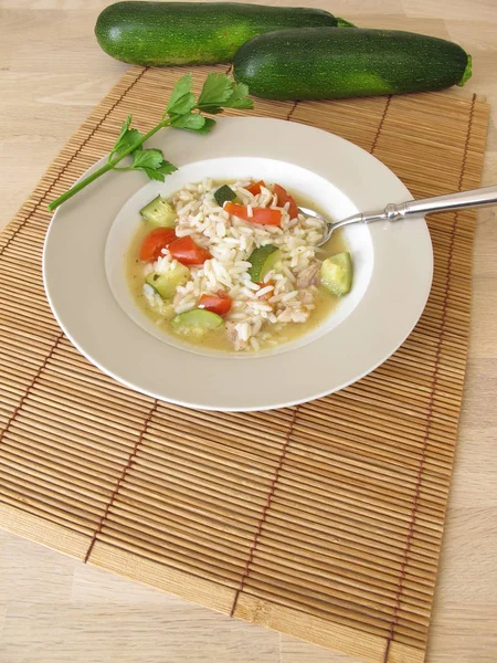 Hausgemachte Hühnersuppe mit Zucchini und Tomaten — Stockfoto