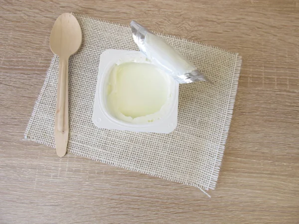 Joghurt im Plastikbecher mit Aluminiumdeckel — Stockfoto