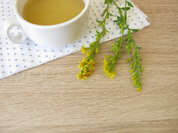 Herbal tea with european goldenrod — Stock Photo, Image