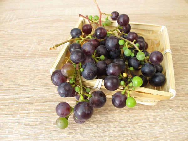 Małe niebieskie winogron z ogrodu — Zdjęcie stockowe