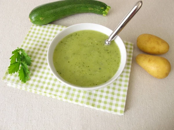 ズッキーニとジャガイモの自家製グリーン スープ — ストック写真