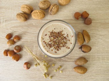 Ev yapımı düşük karbonhidrat protein içeceği fındık unu ve flaxseeds