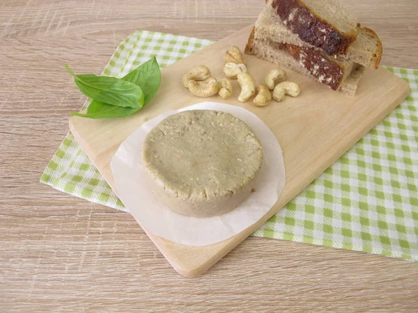 カシュー ナッツとパンから自家製ビーガン チーズ ロイヤリティフリーのストック写真