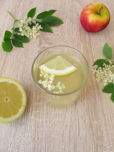 Nygjord Lemonad Med Fläderblommor Äppeljuice Och Citron — Stockfoto