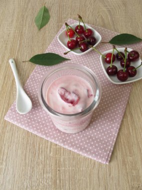 Vişne ile ev yapımı yoğurt