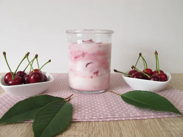 Hausgemachter Joghurt Mit Sauerkirschen — Stockfoto