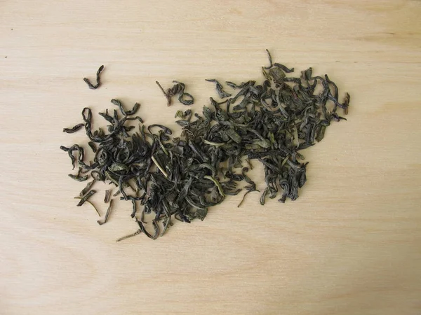 Grüner Tee Chun Mee Aus China Auf Holzbrett — Stockfoto