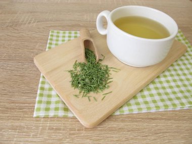 Kurutulmuş yaygın atkuyruğu ile çay