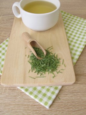 Kurutulmuş yaygın atkuyruğu ile çay