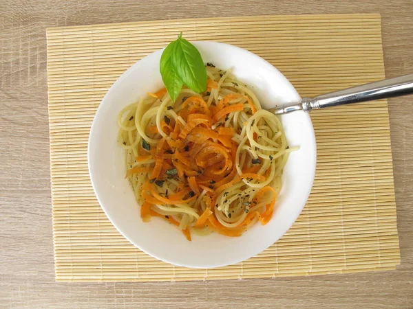低碳水化合物蔬菜意大利面条从胡萝卜和意大利面条在肉汤 — 图库照片