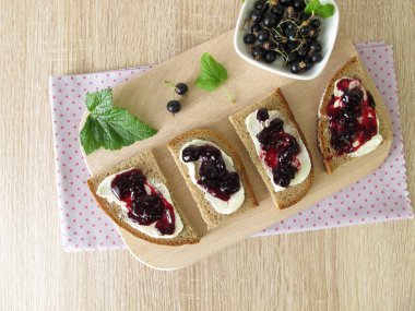 Siyah kuş üzümü üzerinden reçelli ekmek