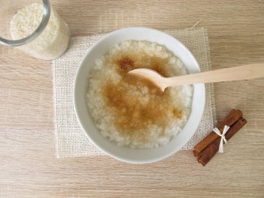 Tarçın ile pirinç pirinç çorbası