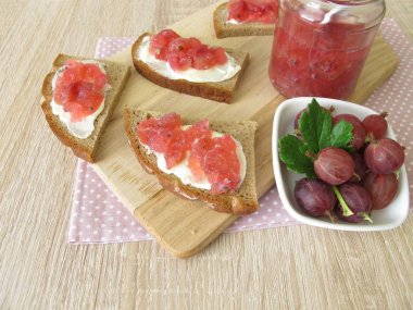 Ev yapımı bektaşi reçelli ekmek dilimi