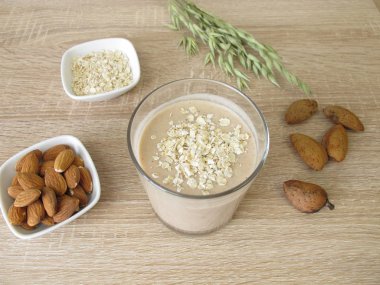 Ev yapımı düşük karbonhidrat protein badem unu sallamak ve yulaf ezmesi