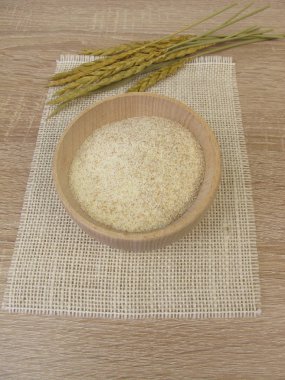 İrmik ahşap kase içinde spelt