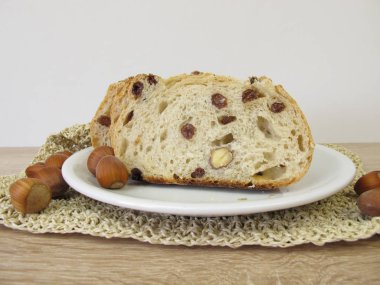 Kuru üzüm ve fındık ile ekmek