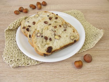 Kuru üzüm ve fındık ile ekmek