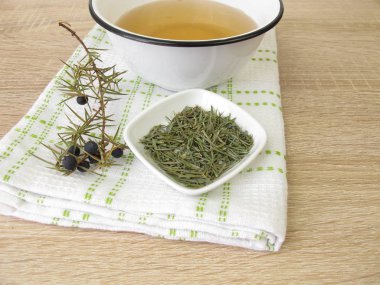 Banyo katkı kurutulmuş ardıç üzerinden bırakır