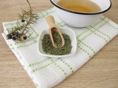 Banyo katkı kurutulmuş ardıç üzerinden bırakır