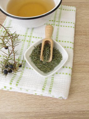 Banyo katkı kurutulmuş ardıç üzerinden bırakır