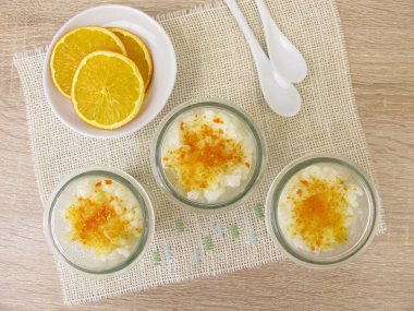 Portakal şekerli sütlaç