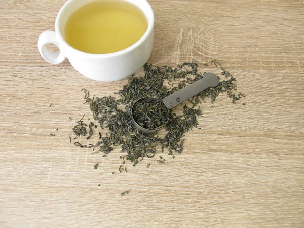 Grüner Tee Chun Mee Teelöffel Und Eine Tasse Grünen Tee — Stockfoto