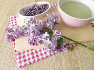 Kuru Eflatun çiçekler ile Lila çay