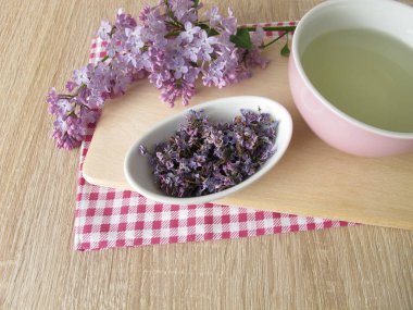 Kuru Eflatun çiçekler ile Lila çay