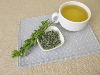 Viski süpürgeli bir fincan çay.