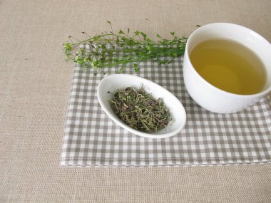 Bir bardak çoban çantası bitkisel çay.