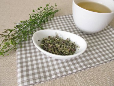 Bir bardak çoban çantası bitkisel çay.