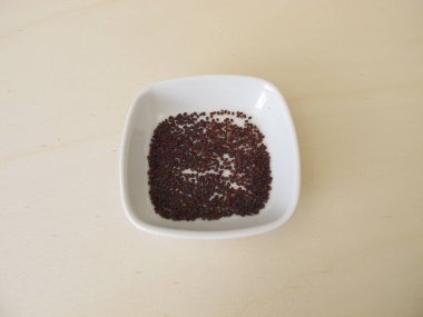 Yenebilir kahverengi-siyah tohumlar tahtanın üzerinde vahşi çayırlık pennycress 'ten.