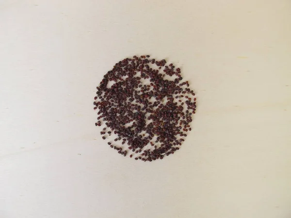 Βρώσιμοι Καστανόμαυροι Σπόροι Από Αγριόπαπια Ξύλινη Σανίδα — Φωτογραφία Αρχείου