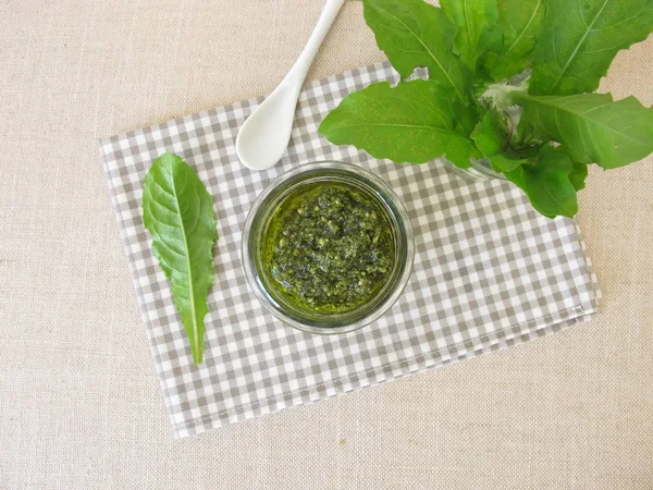 Pesto Alle Erbe Verdi Con Foglie Dente Leone — Foto Stock