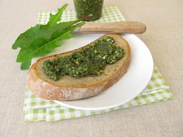 タンポポのペスト パンのスライスにタンポポと緑のペスト — ストック写真