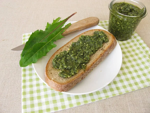 Pesto Dente Leão Pesto Verde Com Dente Leão Uma Fatia — Fotografia de Stock