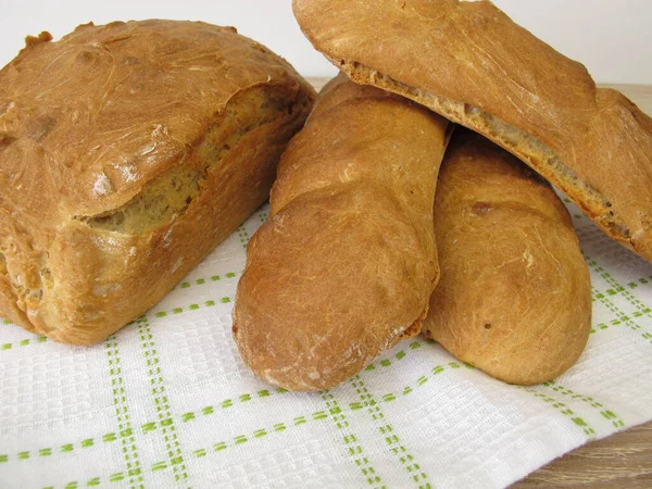 Nybakat Bröd Och Baguette — Stockfoto