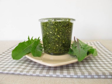 Ev yapımı yeşil pesto ve karahindiba yaprakları.