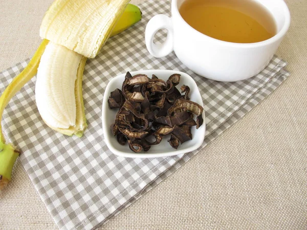 Muz Kabuğu Çayı Kurutulmuş Organik Muz Kabuklarından Bir Fincan Çay — Stok fotoğraf