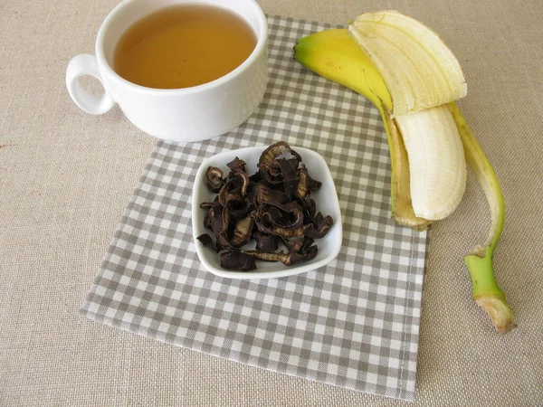 Herbata Skórki Banana Filiżanka Herbaty Suszonych Skórki Bananów Organicznych — Zdjęcie stockowe