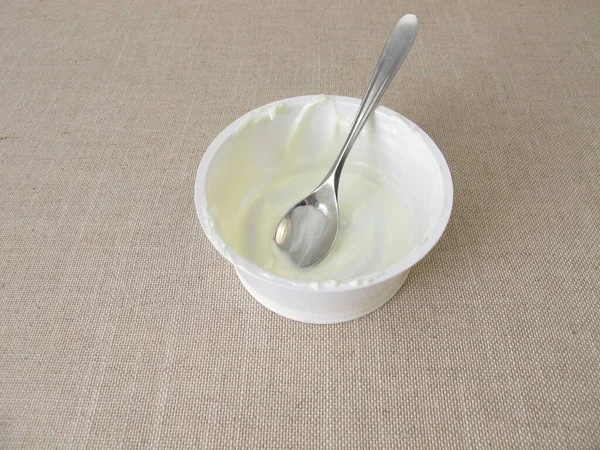 Pusty Plastikowy Kubek Resztkami Jogurtu Łyżką — Zdjęcie stockowe