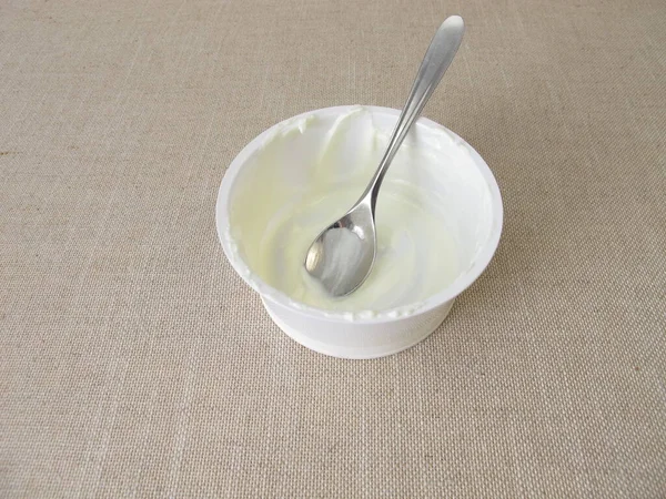 Leerer Plastikbecher Mit Resten Von Joghurt Und Einem Löffel — Stockfoto