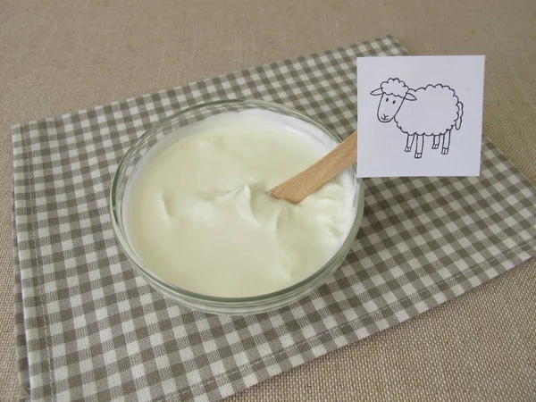 新鲜的羊夸克 农民的奶酪从羊在一个玻璃碗里 — 图库照片