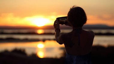 kadın ve gün batımı