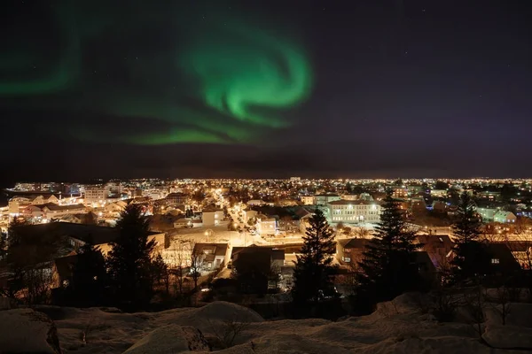 Aurora over Reykjavik — Stock Photo, Image