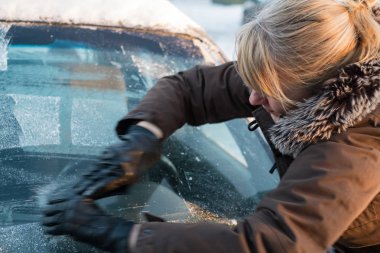 Buz üzerinden ön cam kazıma