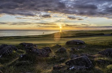 İzlanda 'da bir golf sahasında gün batımı 