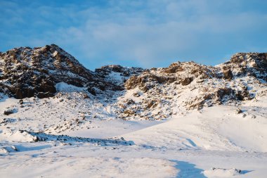 Dağlar karla kaplı 